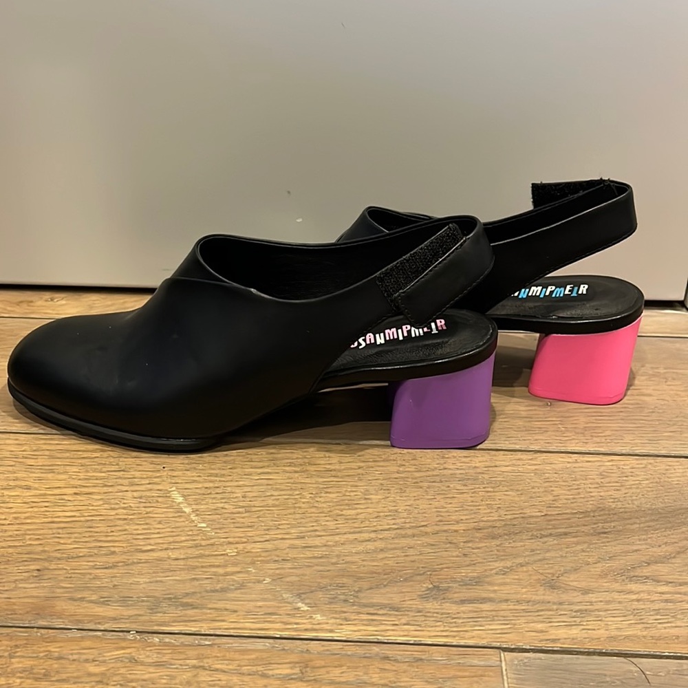 Brand New! Cute heels. I’ve never used it.Heels height is above the pictures.